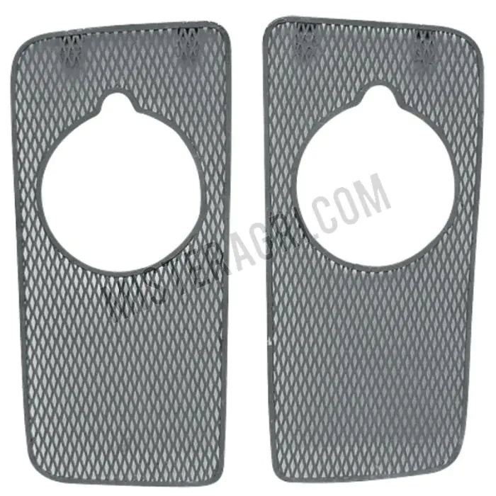 GRILLE  MET UITSPARINGEN VOOR KOPLAMPEN